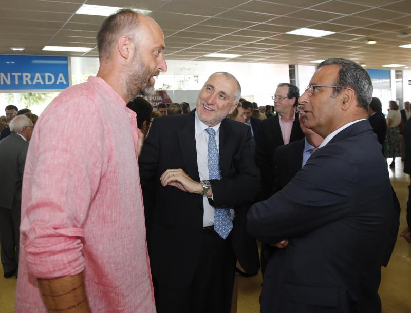 La ministra de Sanidad y Consumo, Carmen Montón, ha inaugurado la 62 Feria de Muestras de Asturias, que se celebra en el recinto Luis Adaro de Gijón. A su llegada se ha encontrado con la protesta de varios afectados de las clínicas iDental. 