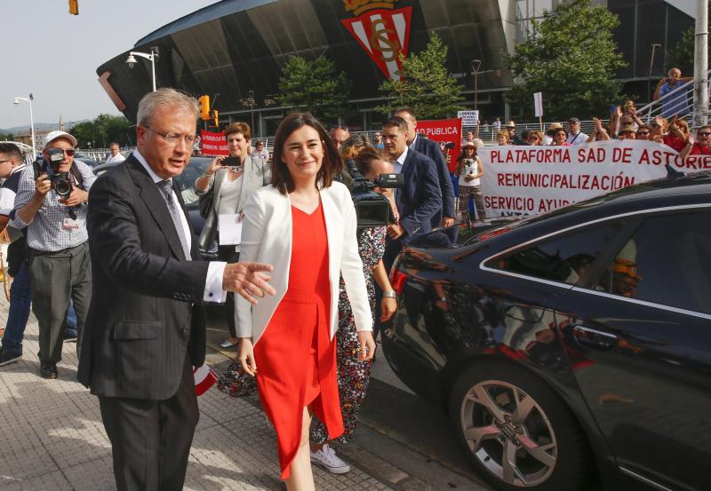 La ministra de Sanidad y Consumo, Carmen Montón, ha inaugurado la 62 Feria de Muestras de Asturias, que se celebra en el recinto Luis Adaro de Gijón. A su llegada se ha encontrado con la protesta de varios afectados de las clínicas iDental. 