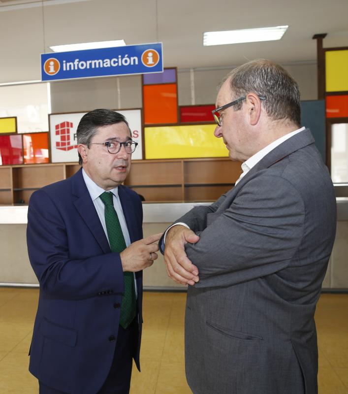 La ministra de Sanidad y Consumo, Carmen Montón, ha inaugurado la 62 Feria de Muestras de Asturias, que se celebra en el recinto Luis Adaro de Gijón. A su llegada se ha encontrado con la protesta de varios afectados de las clínicas iDental. 