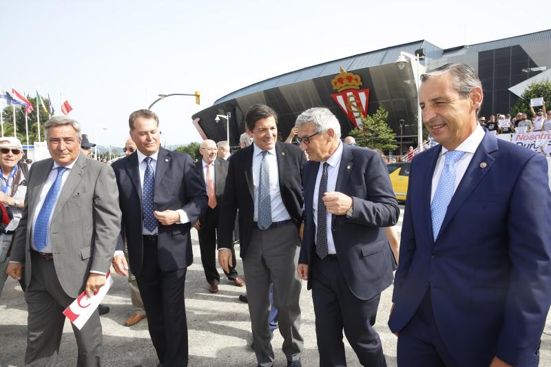 La ministra de Sanidad y Consumo, Carmen Montón, ha inaugurado la 62 Feria de Muestras de Asturias, que se celebra en el recinto Luis Adaro de Gijón. A su llegada se ha encontrado con la protesta de varios afectados de las clínicas iDental. 