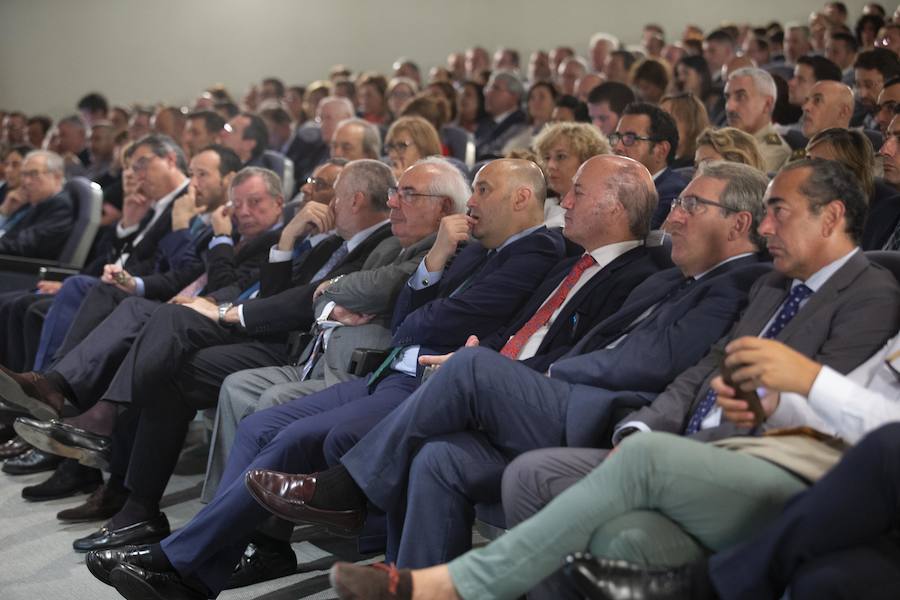 La ministra de Sanidad y Consumo, Carmen Montón, ha inaugurado la 62 Feria de Muestras de Asturias, que se celebra en el recinto Luis Adaro de Gijón. A su llegada se ha encontrado con la protesta de varios afectados de las clínicas iDental. 