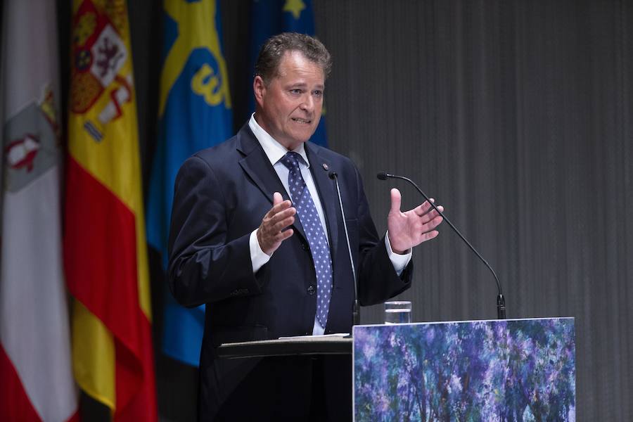 La ministra de Sanidad y Consumo, Carmen Montón, ha inaugurado la 62 Feria de Muestras de Asturias, que se celebra en el recinto Luis Adaro de Gijón. A su llegada se ha encontrado con la protesta de varios afectados de las clínicas iDental. 