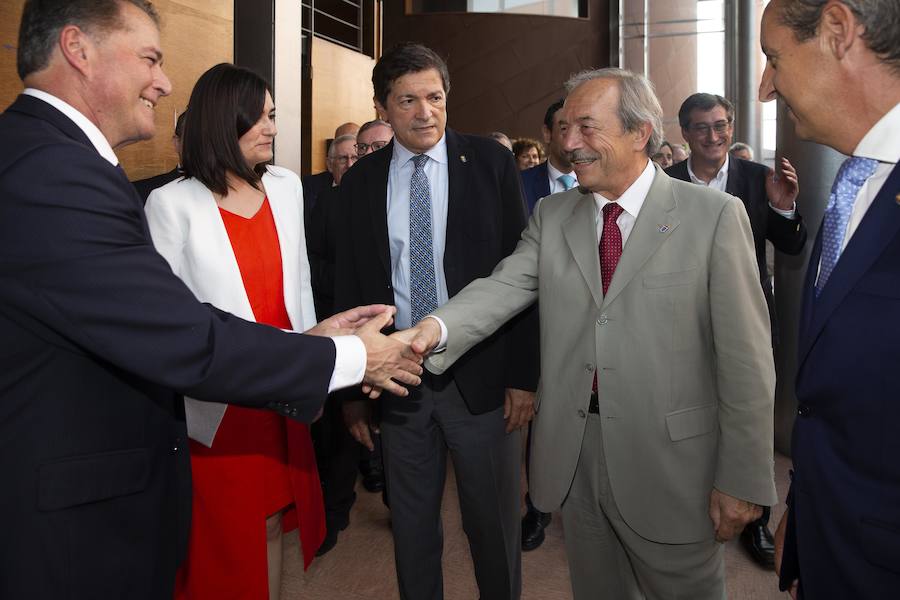 La ministra de Sanidad y Consumo, Carmen Montón, ha inaugurado la 62 Feria de Muestras de Asturias, que se celebra en el recinto Luis Adaro de Gijón. A su llegada se ha encontrado con la protesta de varios afectados de las clínicas iDental. 