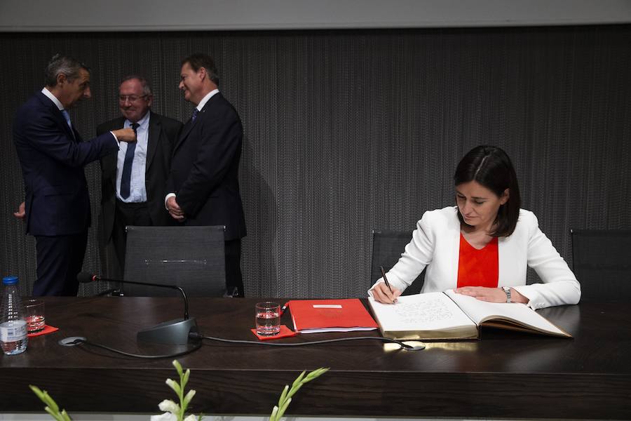 La ministra de Sanidad y Consumo, Carmen Montón, ha inaugurado la 62 Feria de Muestras de Asturias, que se celebra en el recinto Luis Adaro de Gijón. A su llegada se ha encontrado con la protesta de varios afectados de las clínicas iDental. 