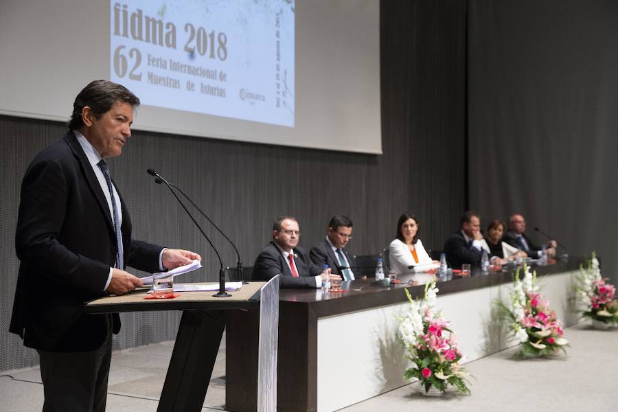 La ministra de Sanidad y Consumo, Carmen Montón, ha inaugurado la 62 Feria de Muestras de Asturias, que se celebra en el recinto Luis Adaro de Gijón. A su llegada se ha encontrado con la protesta de varios afectados de las clínicas iDental. 