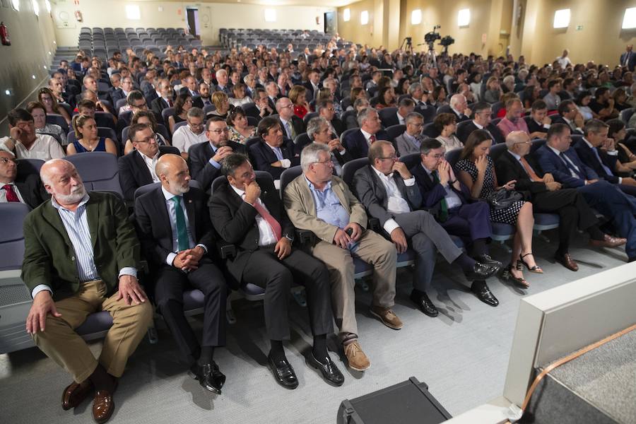 La ministra de Sanidad y Consumo, Carmen Montón, ha inaugurado la 62 Feria de Muestras de Asturias, que se celebra en el recinto Luis Adaro de Gijón. A su llegada se ha encontrado con la protesta de varios afectados de las clínicas iDental. 