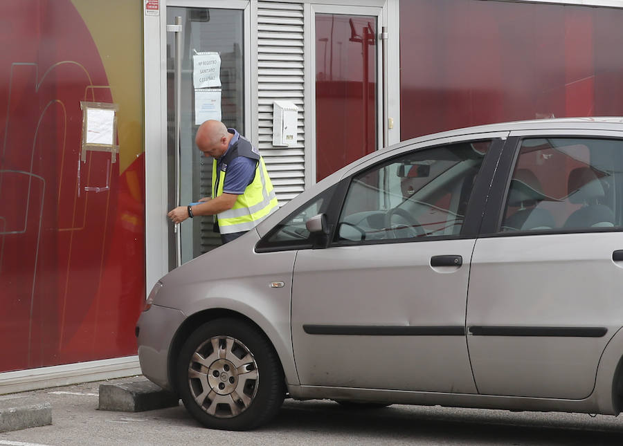 La Policía Judicial ha registrado durante tres horas, en presencia de inspectores de la Consejería de Sanidad, la clínica de iDental en Gijón y se ha incautado de 297 cajas con las historias clínicas de los pacientes. Están bajo la custodia del Principado. Algunos de los afectados han celebrado la operación frente a la clínica.