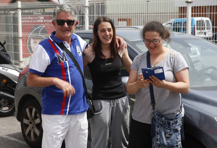 La Policía Judicial ha registrado durante tres horas, en presencia de inspectores de la Consejería de Sanidad, la clínica de iDental en Gijón y se ha incautado de 297 cajas con las historias clínicas de los pacientes. Están bajo la custodia del Principado. Algunos de los afectados han celebrado la operación frente a la clínica.