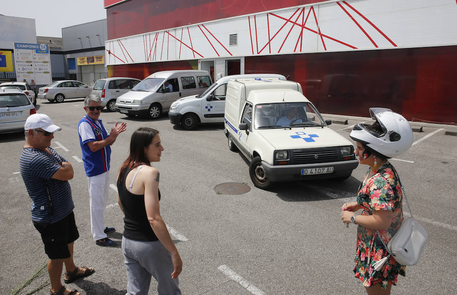 La Policía Judicial ha registrado durante tres horas, en presencia de inspectores de la Consejería de Sanidad, la clínica de iDental en Gijón y se ha incautado de 297 cajas con las historias clínicas de los pacientes. Están bajo la custodia del Principado. Algunos de los afectados han celebrado la operación frente a la clínica.