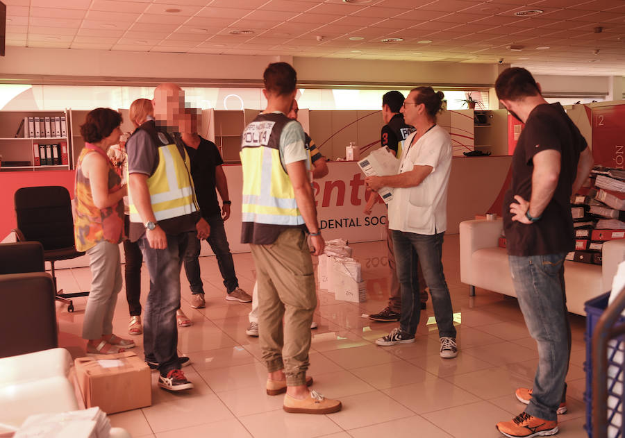 La Policía Judicial ha registrado durante tres horas, en presencia de inspectores de la Consejería de Sanidad, la clínica de iDental en Gijón y se ha incautado de 297 cajas con las historias clínicas de los pacientes. Están bajo la custodia del Principado. Algunos de los afectados han celebrado la operación frente a la clínica.