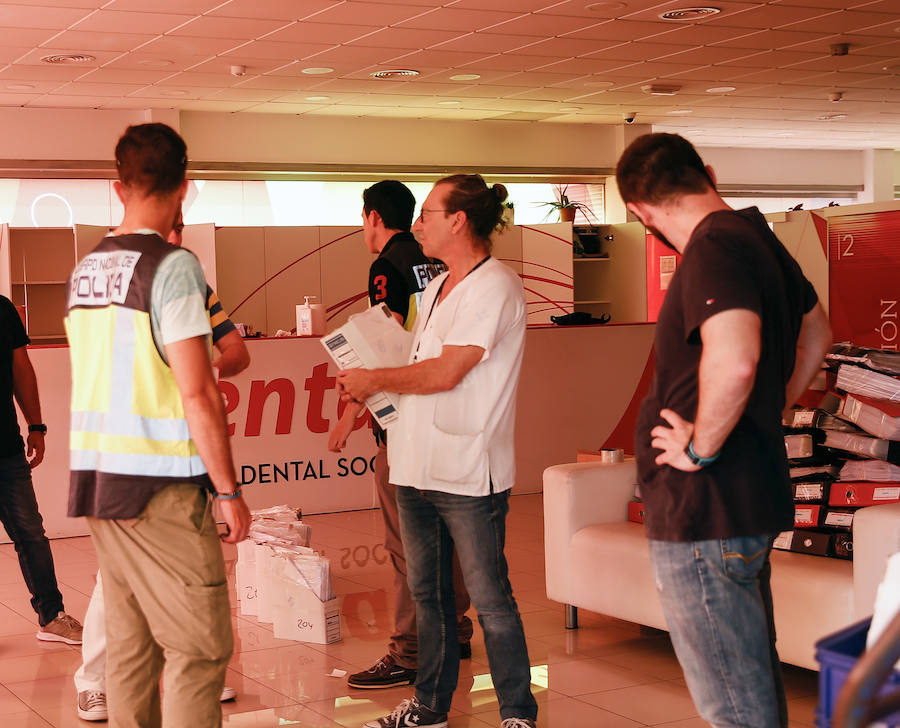 La Policía Judicial ha registrado durante tres horas, en presencia de inspectores de la Consejería de Sanidad, la clínica de iDental en Gijón y se ha incautado de 297 cajas con las historias clínicas de los pacientes. Están bajo la custodia del Principado. Algunos de los afectados han celebrado la operación frente a la clínica.