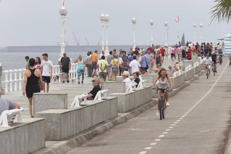 El primer fin de semana de agosto, marcado por una ola de calor, ha llenado las playas asturianas. 