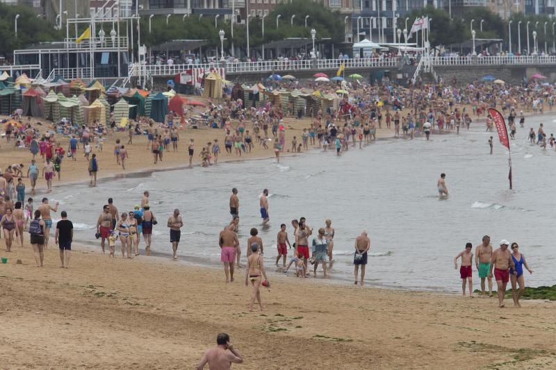 El primer fin de semana de agosto, marcado por una ola de calor, ha llenado las playas asturianas. 