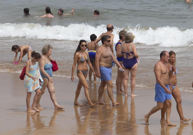 El primer fin de semana de agosto, marcado por una ola de calor, ha llenado las playas asturianas. 