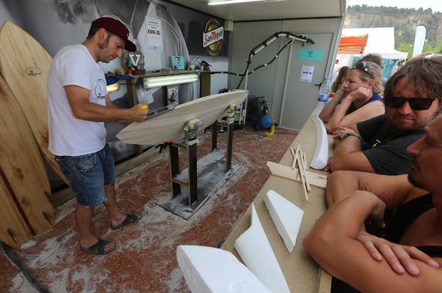 Javier Álvarez, trabajando en una de las tablas frente al público. 