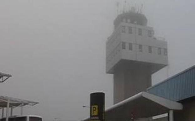 La niebla causó retrasos al sorprender al aeropuerto con el ILS a medio gas