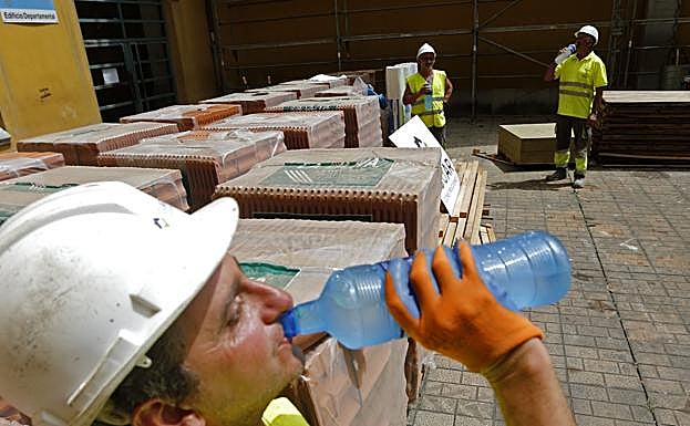 En la obra, más precauciones, crema y descanso a la sombra