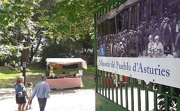 Entrada del Muséu del Pueblo d'Asturies, esta mañana. 