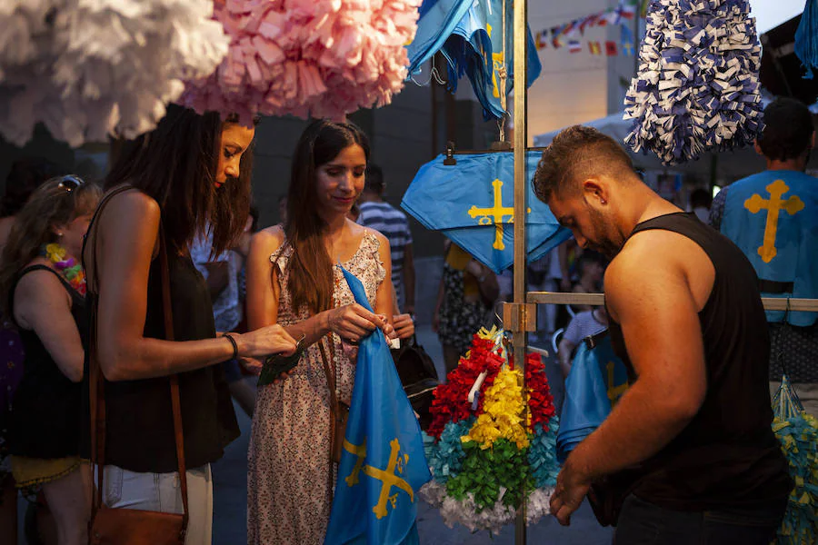 Cientos de jóvenes disfrutaron de la noche en un marcado ambiente festivo en la víspera de la celebración del Descenso Internacional del Sella