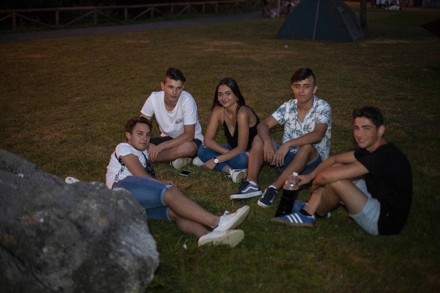 Cientos de jóvenes disfrutaron de la noche en un marcado ambiente festivo en la víspera de la celebración del Descenso Internacional del Sella