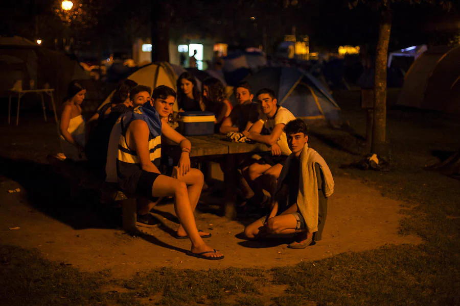 Cientos de jóvenes disfrutaron de la noche en un marcado ambiente festivo en la víspera de la celebración del Descenso Internacional del Sella