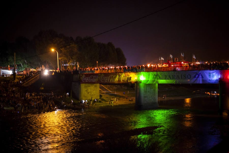 Cientos de jóvenes disfrutaron de la noche en un marcado ambiente festivo en la víspera de la celebración del Descenso Internacional del Sella