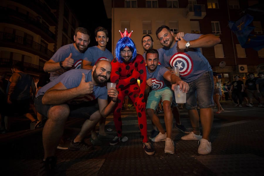 Cientos de jóvenes disfrutaron de la noche en un marcado ambiente festivo en la víspera de la celebración del Descenso Internacional del Sella