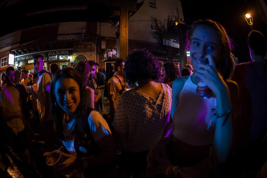 Cientos de jóvenes disfrutaron de la noche en un marcado ambiente festivo en la víspera de la celebración del Descenso Internacional del Sella