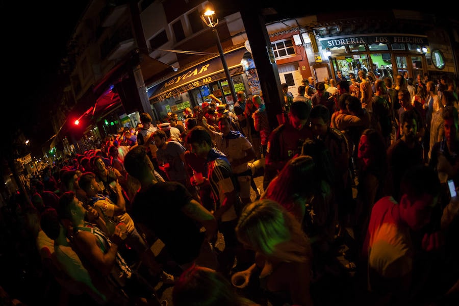 Cientos de jóvenes disfrutaron de la noche en un marcado ambiente festivo en la víspera de la celebración del Descenso Internacional del Sella