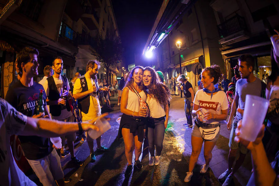 Cientos de jóvenes disfrutaron de la noche en un marcado ambiente festivo en la víspera de la celebración del Descenso Internacional del Sella