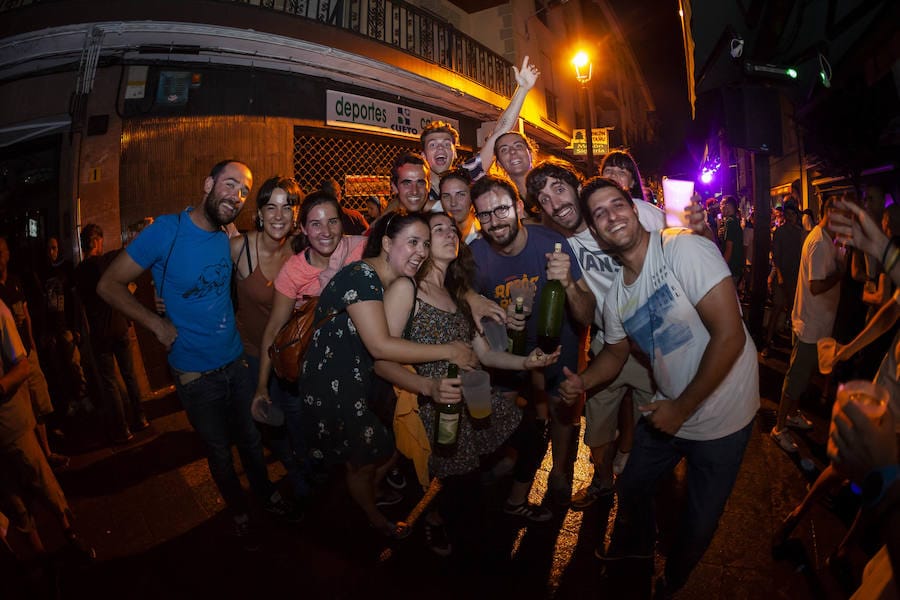 Cientos de jóvenes disfrutaron de la noche en un marcado ambiente festivo en la víspera de la celebración del Descenso Internacional del Sella