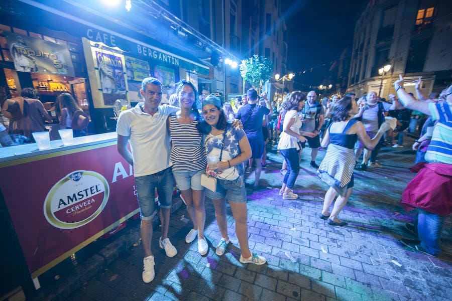 Cientos de jóvenes disfrutaron de la noche en un marcado ambiente festivo en la víspera de la celebración del Descenso Internacional del Sella