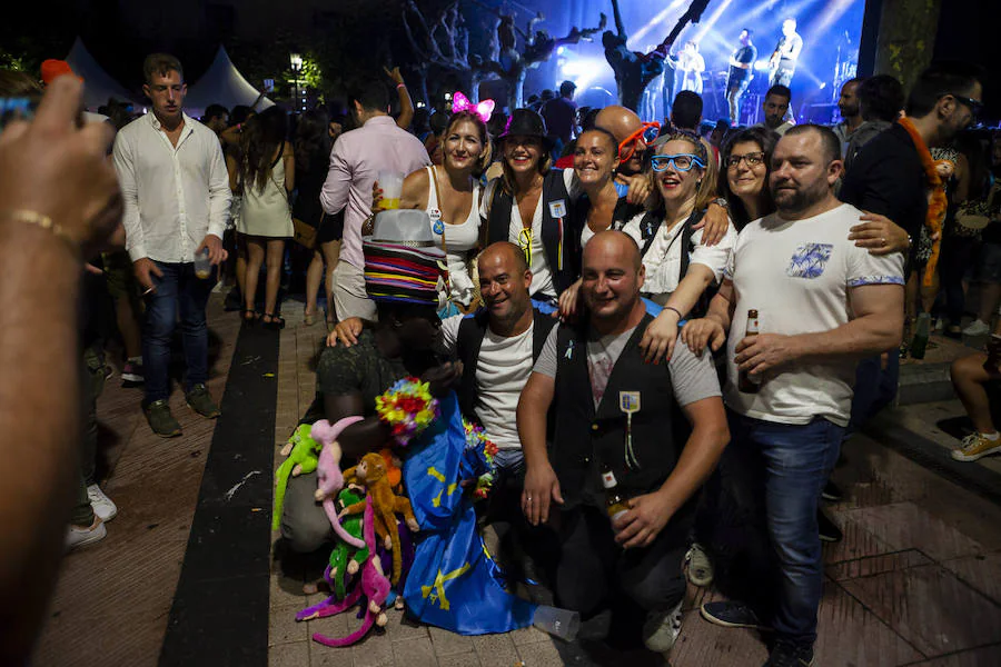 Cientos de jóvenes disfrutaron de la noche en un marcado ambiente festivo en la víspera de la celebración del Descenso Internacional del Sella