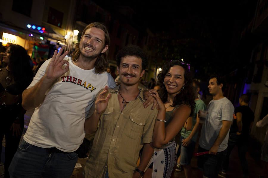 Cientos de jóvenes disfrutaron de la noche en un marcado ambiente festivo en la víspera de la celebración del Descenso Internacional del Sella