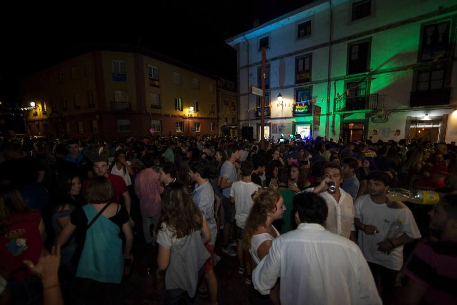 Cientos de jóvenes disfrutaron de la noche en un marcado ambiente festivo en la víspera de la celebración del Descenso Internacional del Sella