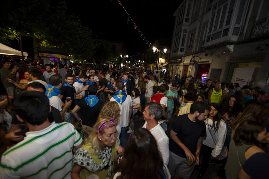 Cientos de jóvenes disfrutaron de la noche en un marcado ambiente festivo en la víspera de la celebración del Descenso Internacional del Sella