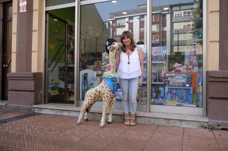 Ambas localidades tiñen sus calles de color para animar a vecinos y turistas a celebrar la gran fiesta de los concejos ribereños.