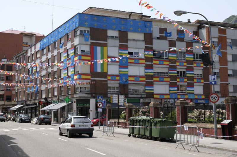 Ambas localidades tiñen sus calles de color para animar a vecinos y turistas a celebrar la gran fiesta de los concejos ribereños.