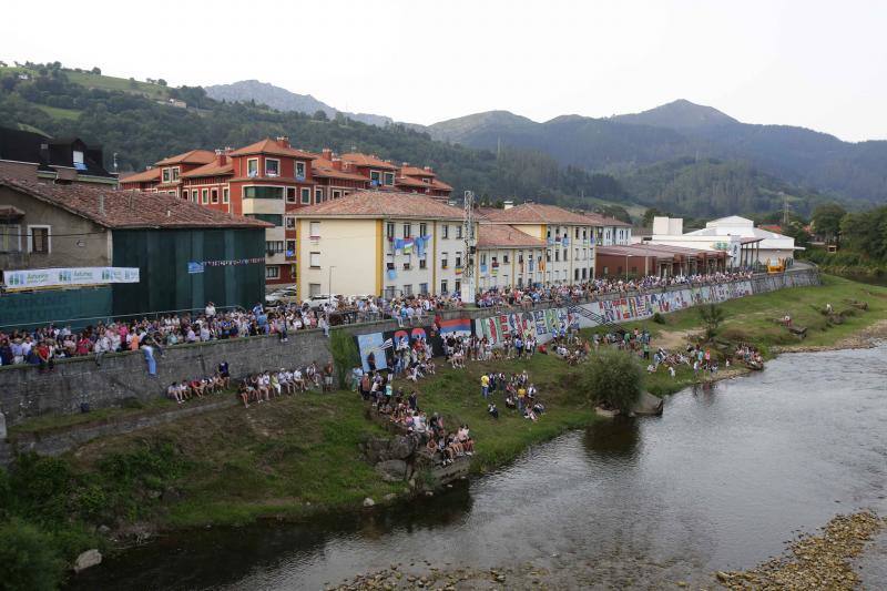 Ambas localidades tiñen sus calles de color para animar a vecinos y turistas a celebrar la gran fiesta de los concejos ribereños.