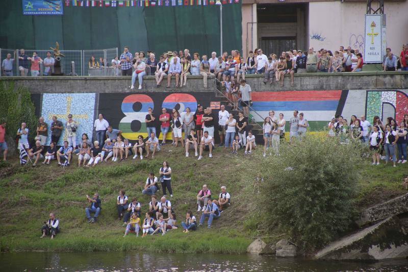 Ambas localidades tiñen sus calles de color para animar a vecinos y turistas a celebrar la gran fiesta de los concejos ribereños.