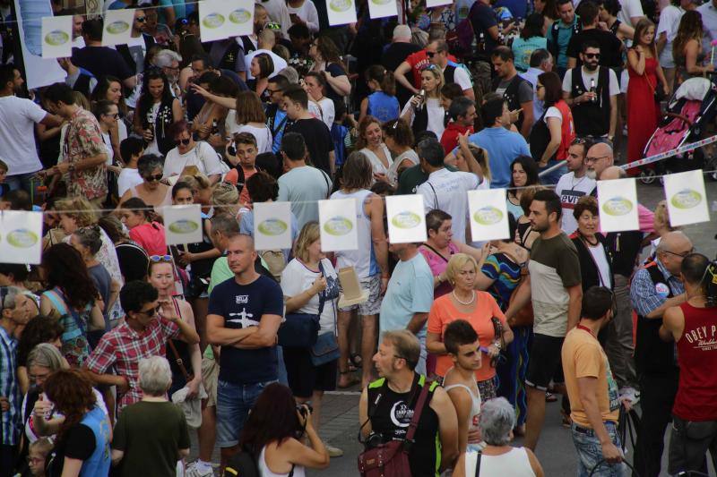 Ambas localidades tiñen sus calles de color para animar a vecinos y turistas a celebrar la gran fiesta de los concejos ribereños.