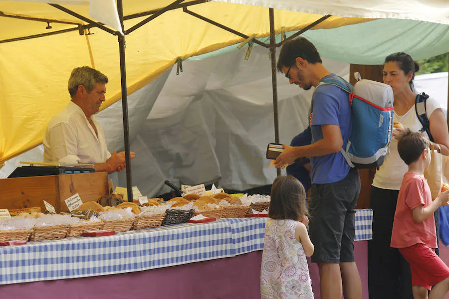 Oles celebra este fin de semana una nueva edición de su Mercáu Tradicional, una cita de Interés Turístico en la que las costumbres y oficios tradicionales son los auténticos protagonistas. 