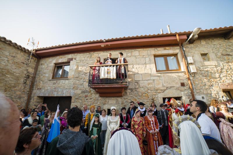 Numeroso público se congregó en la localidad ribadedense de Pimiango para disfrutar de la recreación histórica de la visita del que sería el futuro rey Carlos V, un hecho que se producía en septiembre de 1517.