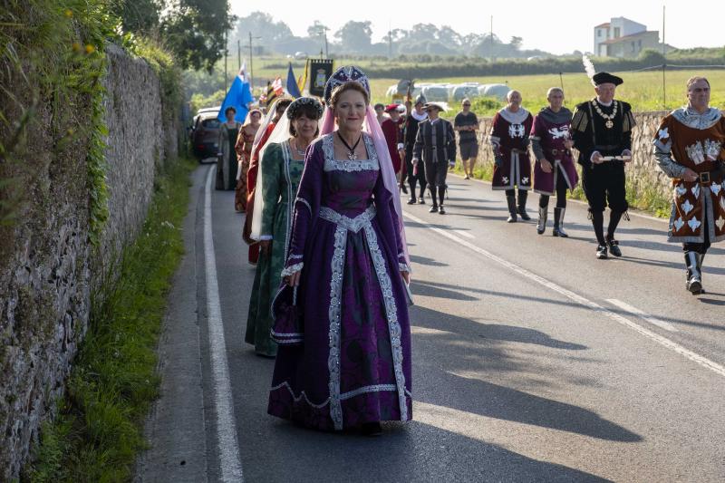 Numeroso público se congregó en la localidad ribadedense de Pimiango para disfrutar de la recreación histórica de la visita del que sería el futuro rey Carlos V, un hecho que se producía en septiembre de 1517.