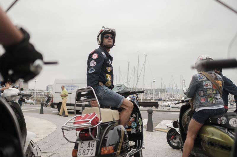 Una multitud de motos salieron de la plaza del Marqués en Gijón hacia Langreo para visitar la fábrica de cerveza Caleya.