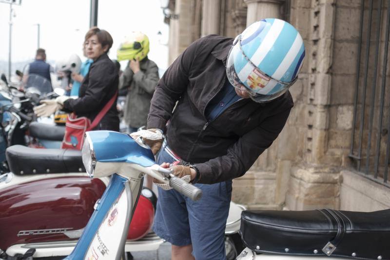 Una multitud de motos salieron de la plaza del Marqués en Gijón hacia Langreo para visitar la fábrica de cerveza Caleya.