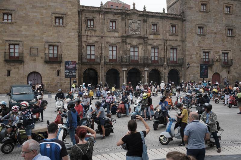 Una multitud de motos salieron de la plaza del Marqués en Gijón hacia Langreo para visitar la fábrica de cerveza Caleya.