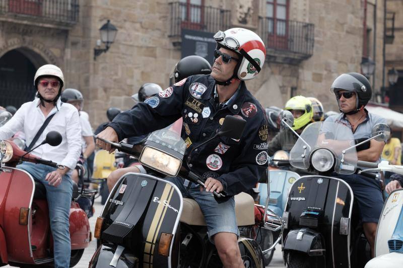Una multitud de motos salieron de la plaza del Marqués en Gijón hacia Langreo para visitar la fábrica de cerveza Caleya.
