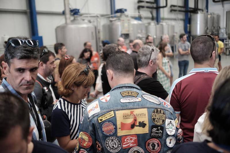 Una multitud de motos salieron de la plaza del Marqués en Gijón hacia Langreo para visitar la fábrica de cerveza Caleya.