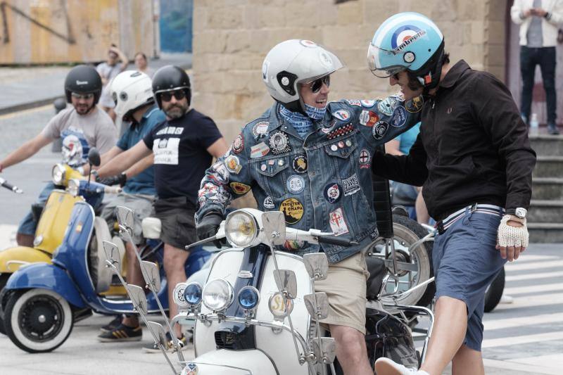 Una multitud de motos salieron de la plaza del Marqués en Gijón hacia Langreo para visitar la fábrica de cerveza Caleya.